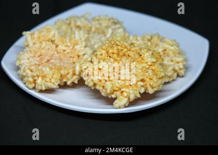 Rengginang, hergestellt aus Glutreis, herzhaft und knusprig. Stockfoto