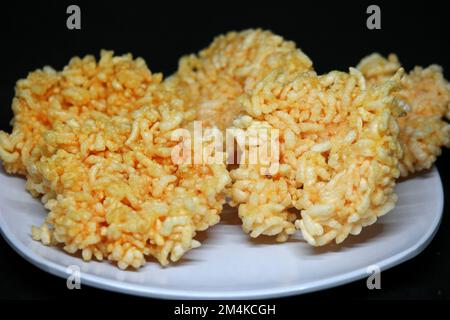 Rengginang, hergestellt aus Glutreis, herzhaft und knusprig. Stockfoto