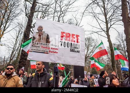 Den Haag, Niederlande, 21/12/2022, Eine Gruppe männlicher und weiblicher Demonstranten, während der heutigen Demonstration in Den Haag, in der das iranische Regime angeprangert wird; mit Flaggen und einem Banner. Eine nicht allzu große, aber sehr lautstarke Gruppe iranischer Anhänger hat heute Nachmittag einen lauten Protest inszeniert und das niederländische Repräsentantenhaus aufgefordert, die iranische Botschaft in den Niederlanden zu schließen und ihre Diplomaten auszuweisen. Vor einigen Wochen brachen im Iran Massendemonstrationen aus, nachdem die Sicherheitskräfte hart gegen Demonstranten vorgegangen waren. Von den Verhaftungen waren zwei für den plötzlichen Tod des 22-jährigen Mahsa Amin und des 17-jährigen verantwortlich Stockfoto