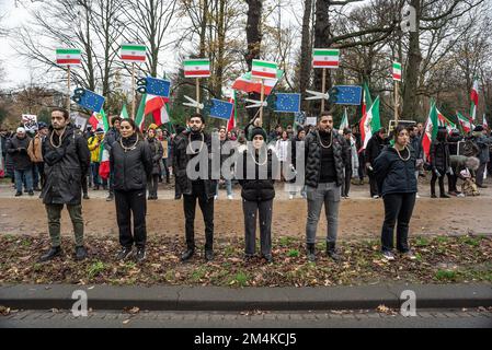 Den Haag, Niederlande, 21/12/2022, Eine Gruppe von männlichen und weiblichen Demonstranten, die heute in Den Haag das iranische Regime anprangern; mit einer Schlinge um den Hals und in der Erwartung, dass die Europäische Union sie freischneidet. Eine nicht allzu große, aber sehr lautstarke Gruppe iranischer Anhänger hat heute Nachmittag einen lauten Protest inszeniert und das niederländische Repräsentantenhaus aufgefordert, die iranische Botschaft in den Niederlanden zu schließen und ihre Diplomaten auszuweisen. Vor einigen Wochen brachen im Iran Massendemonstrationen aus, nachdem die Sicherheitskräfte hart gegen Demonstranten vorgegangen waren. Von den Verhaftungen wurden zwei gefunden Stockfoto