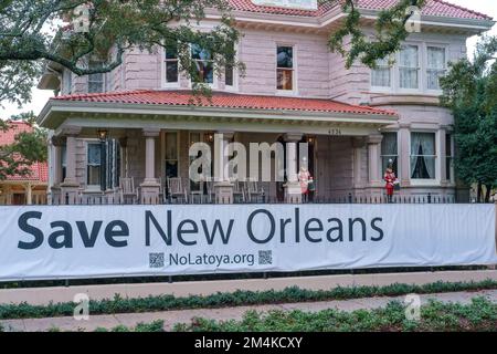 NEW ORLEANS, LA, USA - 20. DEZEMBER 2022: „Save New Orleans“-Banner, das die Erinnerung an Bürgermeister Latoya Cantrell vor dem Zaun des historischen Heims propagiert Stockfoto
