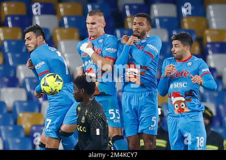 Maradona Stadium, Neapel, Italien, 21. Dezember 2022, Eljif Elmas aus Neapel Leonard Ostigard aus Neapel Juan Jesus aus Neapel Giovanni Simeone aus Neapel während Neapel gegen Lille - freundliches Fußballspiel Stockfoto