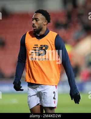 Wrexham, Wrexham County Borough, Wales. 21. Dezember 2022 Wrexham's Reece Hall-Johnson wärmt sich während des Wrexham Association Football Club V Scunthorpe United Football Club auf dem Rennplatz in der dritten Runde der FA Trophy auf. (Bild: ©Cody Froggatt) Stockfoto