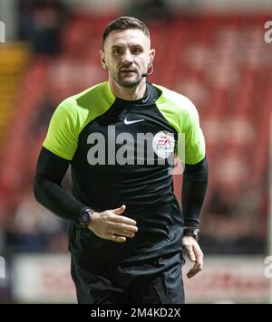 Wrexham, Wrexham County Borough, Wales. 21. Dezember 2022 Schiedsrichter Aaron Jackson während des Wrexham Association Football Club V Scunthorpe United Football Club auf dem Rennplatz, in der dritten Runde der FA-Trophäe. (Bild: ©Cody Froggatt) Stockfoto