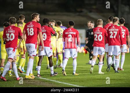 Wrexham, Wrexham County Borough, Wales. 21. Dezember 2022 Teams, die während des Wrexham Association Football Club V Scunthorpe United Football Club auf dem Rennplatz in der dritten Runde der FA-Trophäe aussteigen. (Bild: ©Cody Froggatt) Stockfoto