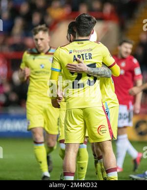 Wrexham, Wrexham County Borough, Wales. 21. Dezember 2022 Scunthorpe feiert das offene Tor des Spiels. Während des Wrexham Association Football Club V Scunthorpe United Football Club auf dem Rennplatz, in der dritten Runde der FA-Trophäe. (Bild: ©Cody Froggatt) Stockfoto