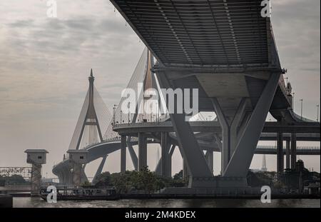 Bangkok, Thailand - 17. Dezember 2022 - wunderschöner Blick auf die Bhumibol-Hängebrücke, die am Nachmittag den Fluss Chao Phraya überquert. Architekturinfrastruktur Stockfoto