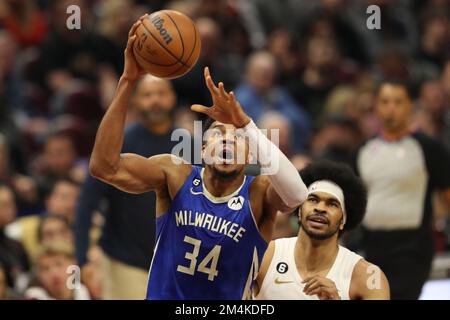 Cleveland, Usa. 21. Dezember 2022. Milwaukee Bucks Forward Giannis Antetokounmpo (34) geht am Cleveland Cavaliers Center Jarrett Allen (31) im Rocket Mortgage Fieldhouse in Cleveland, Ohio, am Mittwoch, den 21. Dezember 2022 vorbei. Foto: Aaron Josefczyk/UPI Credit: UPI/Alamy Live News Stockfoto