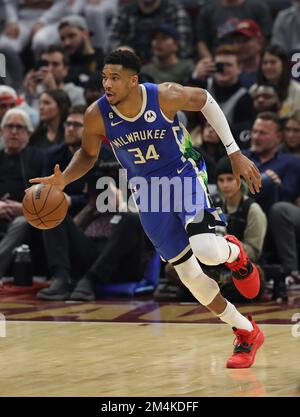 Cleveland, Usa. 21. Dezember 2022. Milwaukee Bucks Forward Giannis Antetokounmpo (34) bringt den Ball gegen die Cleveland Cavaliers auf dem Rocket Mortgage Fieldhouse in Cleveland, Ohio, am Mittwoch, den 21. Dezember 2022. Foto: Aaron Josefczyk/UPI Credit: UPI/Alamy Live News Stockfoto