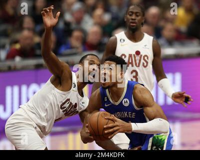 Cleveland, Usa. 21. Dezember 2022. Milwaukee Bucks Forward Giannis Antetokounmpo (34) versucht am Mittwoch, den 21. Dezember 2022, vom Cleveland Cavaliers Center Evan Mobley (4) am Rocket Mortgage Fieldhouse in Cleveland, Ohio, einen Schuss abzulegen. Foto: Aaron Josefczyk/UPI Credit: UPI/Alamy Live News Stockfoto
