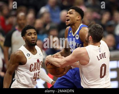 Cleveland, Usa. 21. Dezember 2022. Milwaukee Bucks Forward Giannis Antetokounmpo (34) versucht, einen Schuss abzufeuern, während Cleveland Cavaliers Forward Donovan Mitchell (45) und Kevin Love (0) am Rocket Mortgage Fieldhouse in Cleveland, Ohio, am Mittwoch, den 21. Dezember 2022 verteidigten. Foto: Aaron Josefczyk/UPI Credit: UPI/Alamy Live News Stockfoto