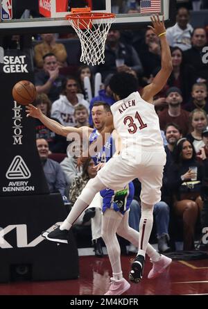 Cleveland, Usa. 21. Dezember 2022. Milwaukee Bucks Guard Pat Connaughton (24) passt den Ball, während er vom Cleveland Cavaliers Center Jarrett Allen (31) am Rocket Mortgage Fieldhouse in Cleveland, Ohio, am Mittwoch, den 21. Dezember 2022 verteidigt wird. Foto: Aaron Josefczyk/UPI Credit: UPI/Alamy Live News Stockfoto