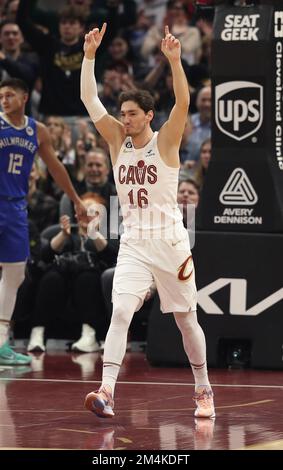 Cleveland, Usa. 21. Dezember 2022. Cleveland Cavaliers Forward Cedi Osman (16) reagiert nach einem Dunk gegen die Milwaukee Bucks im Rocket Mortgage Fieldhouse in Cleveland, Ohio, am Mittwoch, den 21. Dezember 2022. Foto: Aaron Josefczyk/UPI Credit: UPI/Alamy Live News Stockfoto