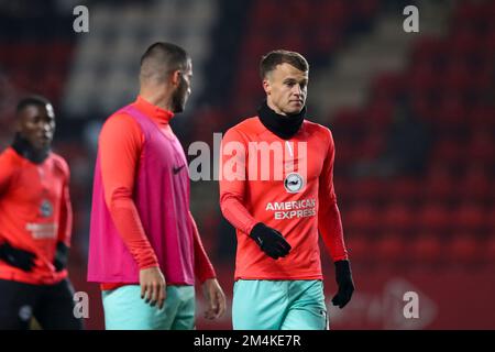 Solly March of Brighton & Hove Albion wärmt sich während des Carabao Cup 4.-Runde-Spiels zwischen Charlton Athletic und Brighton und Hove Albion im Valley, London, am Mittwoch, den 21. Dezember 2022 auf. (Kredit: Tom West | MI News) Kredit: MI News & Sport /Alamy Live News Stockfoto