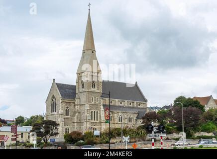 Eine Landschaft der wunderschönen anglikanischen Kirche St. Luke unter dem wolkigen Himmel in Oamaru, Neuseeland Stockfoto