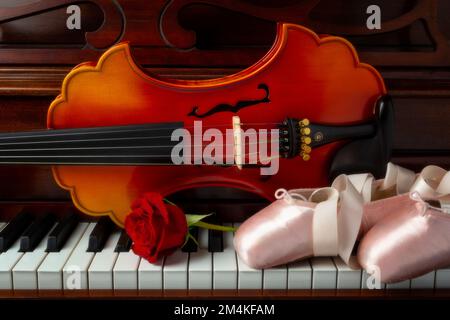 Baroquet Violin Und Ballettschuhe Mit Red Rose Still Life Stockfoto