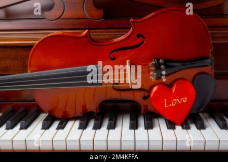 Violine Und Red Love Heart Auf Piano Keyboard Still Life Stockfoto