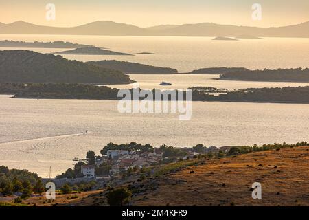 Ein wunderschöner Blick auf die kleine Stadt am kroatischen Meer und den Bergen im Hintergrund Stockfoto
