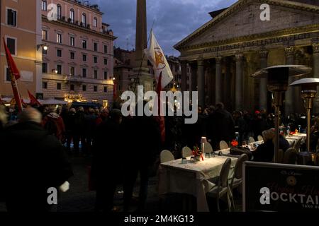 Rom, Italien. 21. Dezember 2022. Protestieren Sie auf dem Platz, um Nein zu differenzierter Autonomie und Ja zu Gleichberechtigung zu sagen, eine Garnison vor dem Pantheon: Ausschüsse, Verbände, Gewerkschaften, Parteivertreter und Parlamentarier fordern die sofortige Rücknahme des Calderoli-Gesetzesentwurfs und von Artikel 143 des Haushaltsgesetzes. (Foto: Andrea Ronchini/Pacific Press) Kredit: Pacific Press Media Production Corp./Alamy Live News Stockfoto