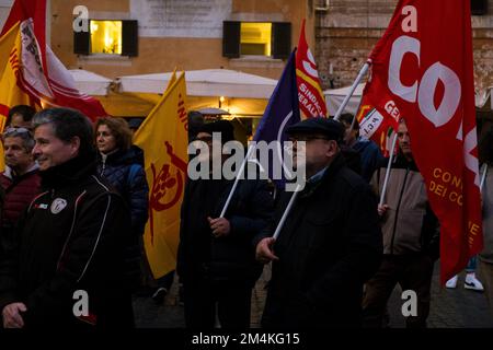 Rom, Italien. 21. Dezember 2022. Protestieren Sie auf dem Platz, um Nein zu differenzierter Autonomie und Ja zu Gleichberechtigung zu sagen, eine Garnison vor dem Pantheon: Ausschüsse, Verbände, Gewerkschaften, Parteivertreter und Parlamentarier fordern die sofortige Rücknahme des Calderoli-Gesetzesentwurfs und von Artikel 143 des Haushaltsgesetzes. (Foto: Andrea Ronchini/Pacific Press) Kredit: Pacific Press Media Production Corp./Alamy Live News Stockfoto