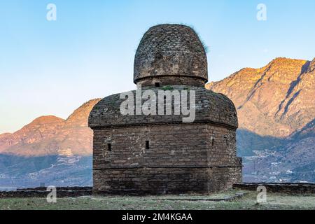 Die Vihara mit Doppelkuppel aus dem 2. Jahrhundert, ein buddhistisches Kloster, in Balokaley im Kandak-Tal, Barikot, Swat, Pakistan Stockfoto