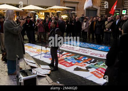 Rom, Italien. 21. Dezember 2022. Protestieren Sie auf dem Platz, um Nein zu differenzierter Autonomie und Ja zu Gleichberechtigung zu sagen, eine Garnison vor dem Pantheon: Ausschüsse, Verbände, Gewerkschaften, Parteivertreter und Parlamentarier fordern die sofortige Rücknahme des Calderoli-Gesetzesentwurfs und von Artikel 143 des Haushaltsgesetzes. (Kreditbild: © Andrea Ronchini/Pacific Press via ZUMA Press Wire) Stockfoto