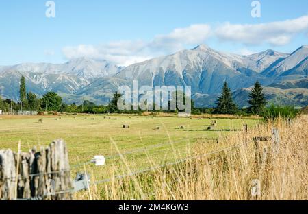 Die südlichen Alpenberge von Springfield in South Island bieten einen Blick auf die Hanglagen vor den ländlichen Ebenen. Stockfoto