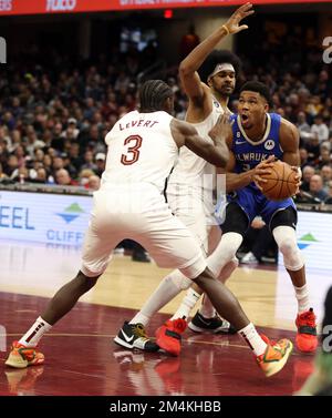 Cleveland, Usa. 21. Dezember 2022. Milwaukee Bucks Forward Giannis Antetokounmpo (34) versucht zu schießen, während er am Mittwoch, den 21. Dezember 2022, vom Cleveland Cavaliers Center Jarrett Allen (31) und der Wache Caris LeVert (3) bei Rocket Mortgage Fieldhouse in Cleveland, Ohio verteidigt wird. Foto: Aaron Josefczyk/UPI Credit: UPI/Alamy Live News Stockfoto