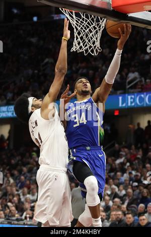 Cleveland, Usa. 21. Dezember 2022. Milwaukee Bucks Forward Giannis Antetokounmpo (34) legt den Ball in der zweiten Hälfte im Cleveland Cavaliers Center Jarrett Allen (31) im Rocket Mortgage Fieldhouse in Cleveland, Ohio am Mittwoch, den 21. Dezember 2022. Foto: Aaron Josefczyk/UPI Credit: UPI/Alamy Live News Stockfoto