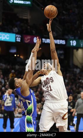 Cleveland, Usa. 21. Dezember 2022. Cleveland Cavaliers Center Jarrett Allen (31) schießt über Milwaukee Bucks Forward Giannis Antetokounmpo (34) in der zweiten Hälfte beim Rocket Mortgage Fieldhouse in Cleveland, Ohio am Mittwoch, den 21. Dezember 2022. Foto: Aaron Josefczyk/UPI Credit: UPI/Alamy Live News Stockfoto