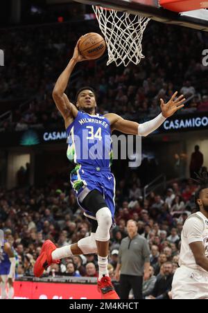 Cleveland, Usa. 21. Dezember 2022. Milwaukee Bucks Forward Giannis Antetokounmpo (34) taucht gegen die Cleveland Cavaliers in der zweiten Halbzeit am Rocket Mortgage Fieldhouse in Cleveland, Ohio, am Mittwoch, den 21. Dezember 2022. Foto: Aaron Josefczyk/UPI Credit: UPI/Alamy Live News Stockfoto