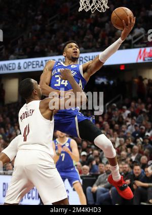 Cleveland, Usa. 21. Dezember 2022. Milwaukee Bucks Forward Giannis Antetokounmpo (34) schießt am Mittwoch, den 21. Dezember 2022, über Cleveland Cavaliers Forward Evan Mobley (4) bei Rocket Mortgage Fieldhouse in Cleveland, Ohio. Foto: Aaron Josefczyk/UPI Credit: UPI/Alamy Live News Stockfoto