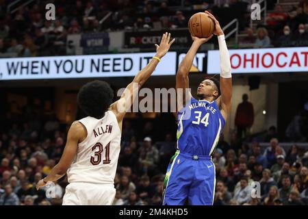 Cleveland, Usa. 21. Dezember 2022. Milwaukee Bucks Forward Giannis Antetokounmpo (34) schießt über das Cleveland Cavaliers Center Jarrett Allen (31) in der zweiten Hälfte am Rocket Mortgage Fieldhouse in Cleveland, Ohio, am Mittwoch, den 21. Dezember 2022. Foto: Aaron Josefczyk/UPI Credit: UPI/Alamy Live News Stockfoto