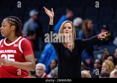 Charlotte, NC, USA. 21. Dezember 2022. Oklahoma Sooners Cheftrainer Jennie Baranczyk leitet ihre Offensive während der ersten Hälfte der Jumpman Invitational 2022 gegen die Florida Gators im Spectrum Center in Charlotte, NC. (Scott Kinser/CSM). Kredit: csm/Alamy Live News Stockfoto