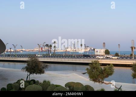 Blick auf die corniche von Doha vom Nationalmuseum von Katar. Stockfoto