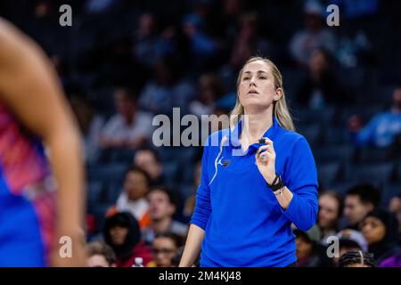 Charlotte, NC, USA. 21. Dezember 2022. Florida Gators Cheftrainer Kelly Rae Finley beobachtet ihre Verteidigung während der ersten Hälfte des Jumpman Invitational gegen die Oklahoma Sooners 2022 im Spectrum Center in Charlotte, NC. (Scott Kinser/CSM). Kredit: csm/Alamy Live News Stockfoto