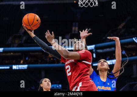 Charlotte, NC, USA. 21. Dezember 2022. Oklahoma Sooners Garde Reyna Scott (2) geht in der ersten Hälfte der Jumpman Invitational 2022 gegen die Florida Gators im Spectrum Center in Charlotte, NC, unter. (Scott Kinser/CSM). Kredit: csm/Alamy Live News Stockfoto