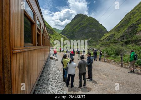 Blick vom Bahnhof Sibambe in Ecuador auf die Zickzackbahn, die den Devil's Nose Mountain hinunterfährt. Stockfoto