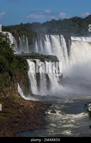 Ein Blick von der argentinischen Seite der Iguazu-Fälle (Iguacu), die sich im Iguazu-Nationalpark befinden und in Richtung Teufelskehle blicken. Stockfoto