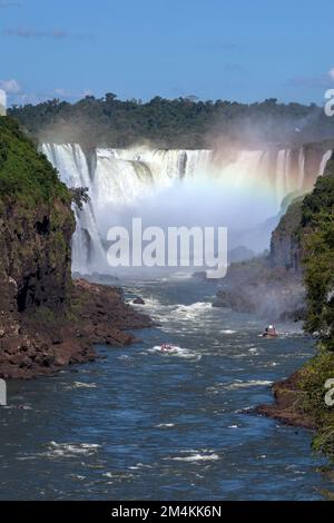 Ein Blick von der argentinischen Seite der Iguazu-Fälle (Iguacu), die sich im Iguazu-Nationalpark befinden und in Richtung Teufelskehle blicken. Stockfoto