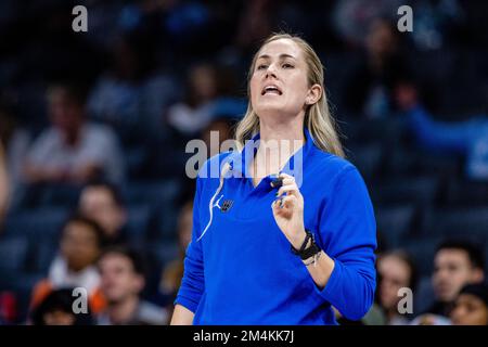 Charlotte, NC, USA. 21. Dezember 2022. Kelly Rae Finley, Cheftrainer der Florida Gators, verteidigt sich während der ersten Hälfte des Jumpman Invitational gegen die Oklahoma Sooners im Spectrum Center in Charlotte, NC 2022. (Scott Kinser/CSM). Kredit: csm/Alamy Live News Stockfoto