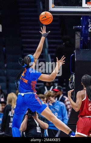 Charlotte, NC, USA. 21. Dezember 2022. Florida Gators Forward Tatyana Wyche (2) wirft in der ersten Hälfte des Jumpman Invitational 2022 gegen die Oklahoma Sooners im Spectrum Center in Charlotte, NC, einen Schuss. (Scott Kinser/CSM). Kredit: csm/Alamy Live News Stockfoto