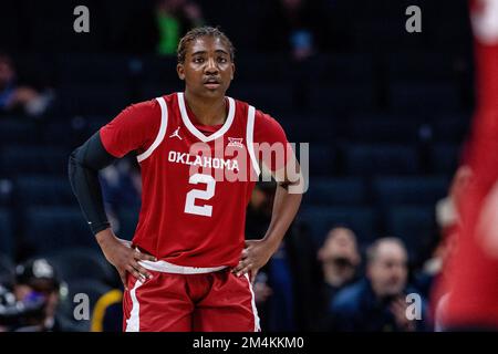 Charlotte, NC, USA. 21. Dezember 2022. Oklahoma Sooners Wächter Reyna Scott (2) sieht sich im Spectrum Center in Charlotte, NC, in der ersten Hälfte der Jumpman Invitational 2022 gegen die Florida Gators Freiwürfe an. (Scott Kinser/CSM). Kredit: csm/Alamy Live News Stockfoto