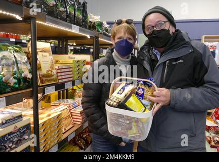 San Francisco, USA. 14. Dezember 2022. Das Paar Carla Hatley und William Hall. Eine Deutsche in San Francisco, Hannah Seyfert, hat von ihrem 87 Jahre alten Vorbesitzer, Brigitte Lehr, ein seit langem etabliertes Lebensmittelgeschäft, Lehr's German Specialties, übernommen. Die ältere Dame, die den Laden seit 1974 geleitet hatte, hatte seine Schließung im August angekündigt, woraufhin Seyfert, ein gelegentlicher Kunde, unzeremoniell die Entscheidung traf, das Geschäft zu übernehmen. (Zu dpa: Butterkekse und ein Gefühl von Zuhause - German Saves Store in San Francisco) Guthaben: Barbara Munker/dpa/Alamy Live News Stockfoto
