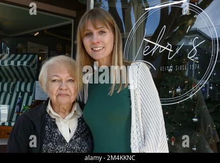 San Francisco, USA. 14. Dezember 2022. Neuer Eigentümer Hannah Seyfert (r) mit dem früheren Besitzer Brigitte Lehr. Eine Deutsche in San Francisco, Hannah Seyfert, hat ein seit langem etabliertes Lebensmittelgeschäft „Lehr's German Specialties“ von der 87-jährigen Vorbesitzerin Brigitte Lehr übernommen. Die ältere Dame, die den Laden seit 1974 geleitet hatte, hatte seine Schließung im August angekündigt, woraufhin Seyfert, ein gelegentlicher Kunde, unzeremoniell die Entscheidung traf, das Geschäft zu übernehmen. (Zu dpa: Butterkekse und ein Gefühl von Zuhause - German Saves Store in San Francisco) Guthaben: Barbara Munker/dpa/Alamy Live News Stockfoto