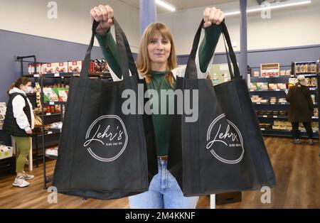 San Francisco, USA. 14. Dezember 2022. Neue Besitzerin Hannah Seyfert mit Lehr's Einkaufstüten. Eine Deutsche in San Francisco, Hannah Seyfert, hat von der 87-jährigen Vorbesitzerin Brigitte Lehr einen seit langem etablierten Lebensmittelladen, Lehr's German Specialties, übernommen. Die ältere Dame, die den Laden seit 1974 geleitet hatte, hatte im August angekündigt, dass sie schließen würde, woraufhin Seyfert, ein gelegentlicher Kunde, unzertrennlich die Entscheidung traf, das Geschäft zu übernehmen. (Zu dpa: Butterkekse und ein Gefühl von Zuhause - German Saves Store in San Francisco) Guthaben: Barbara Munker/dpa/Alamy Live News Stockfoto