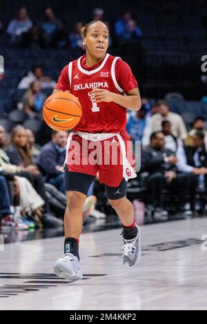 Charlotte, NC, USA. 21. Dezember 2022. Oklahoma Sooners Guard Nevaeh tot (1) bringt den Ball in der ersten Hälfte der Jumpman Invitational 2022 gegen die Florida Gators im Spectrum Center in Charlotte, NC, auf den Platz. (Scott Kinser/CSM). Kredit: csm/Alamy Live News Stockfoto