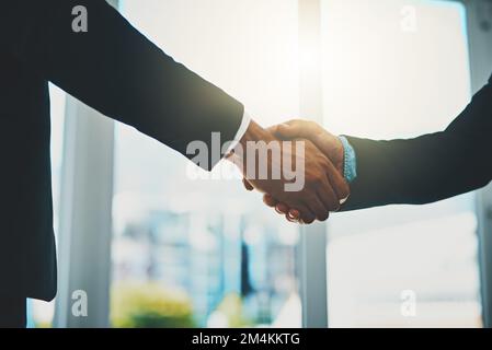 Noch ein Geschäft in der Tasche. Zwei Geschäftsleute, die sich die Hand schütteln. Stockfoto