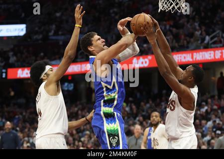 Cleveland, Usa. 21. Dezember 2022. Milwaukee Bucks Center Brooke Lopez (11) schießt zwischen Cleveland Cavaliers Center Jarrett Allen (31) und Forward Evan Mobley (4) in der zweiten Hälfte am Rocket Mortgage Fieldhouse in Cleveland, Ohio, am Mittwoch, den 21. Dezember 2022. Foto: Aaron Josefczyk/UPI Credit: UPI/Alamy Live News Stockfoto