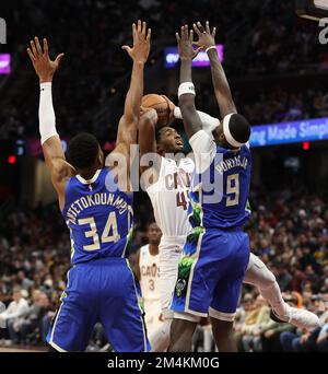 Cleveland, Usa. 21. Dezember 2022. Cleveland Cavaliers, Wächter Donovan Mitchell (45), schießt am Mittwoch, den 21. Dezember 2022, zwischen den Verteidigern von Milwaukee Bucks, Forward Giannis Antetokounmpo (34) und Forward Bobby Portis Jr.in, der zweiten Hälfte, bei Rocket Mortgage Fieldhouse in Cleveland, Ohio. Foto: Aaron Josefczyk/UPI Credit: UPI/Alamy Live News Stockfoto